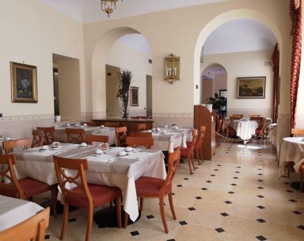 Large and bright dining room hotel Genio Turin
